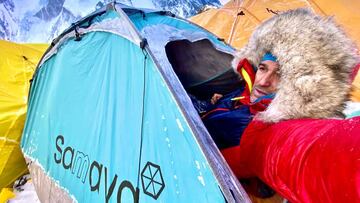 El montañero Sergi Mingote se fotografía durante un descanso en la expedición invernal al K2.