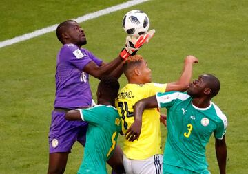 El arquero y la defensa de Senegal: Khadim N'Diaye, Idrissa Gueye y Kalidou Koulibaly frente a Luis Muriel durante el partido Senegal-Colombia, del Grupo H del Mundial de Fútbol de Rusia 2018, en el Samara Arena de Samara, Rusia, hoy 28 de junio de 2018