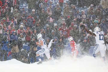 El New Era Field de Buffalo se pintó de blanco con la espectacular nevada que cayó en el juego entre los Indianapolis Colts y los Buffalo Bills. El juego terminó 13-7 en favor de los Bills. La temperatura estaba en -2 grados centígrados con vientos de 29 kilómetros por hora.