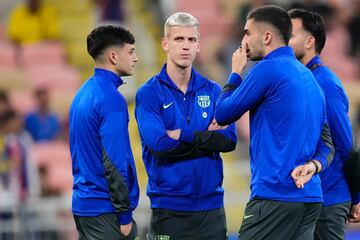 Dani Olmo dialogando junto a Ferran Torres, Pedri y Eric Garca antes del inicio del encuentro frente al Athletic Club perteneciente a la semifinal de la Supercopa de Espa?a. 