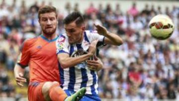 Mustafi defiende a Lucas Pérez.