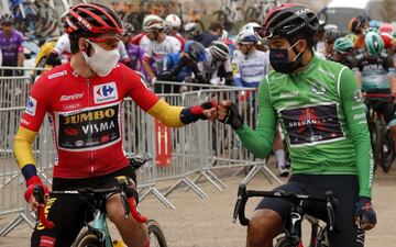 Primoz Roglic y Richard Carapaz, antes del inicio de la etapa. 