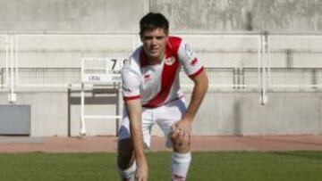 El defensa argentino Leonel Galeano posa durante su presentación oficial como nuevo jugador del Rayo Vallecano hoy en la ciudad deportiva del club