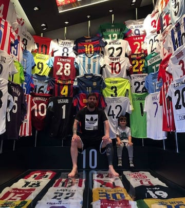 Hace un tiempo, publicó una imagen en Instagram con todos los jerseys que ha intercambiado y los cuales lucen incluso en el techo y piso de su habitación.