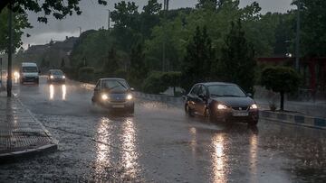 Varios coches circulan bajo la lluvia, a 29 de mayo de 2023, en Madrid (España). La Agencia Estatal de Meteorología (Aemet) ha avisado de la alerta naranja en Madrid por la tormenta que ha dejado varias incidencias en la tarde de hoy. Las fuertes lluvias han provocado cortes en carreteras y varias líneas de Metro y ha obligado a desviar varios vuelos en Barajas.
29 MAYO 2023;CAMBIO CLIMATICO;LLUVIA;TORMENTA;TIEMPO;
Ricardo Rubio / Europa Press
29/05/2023