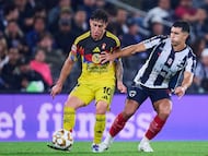 Alejandro Zendejas (L) of America fights for the ball with Jorge Rodriguez (R) of America during the quarter-final first match between Monterrey and America as part of the Liga BBVA MX, Torneo Apertura 2025 at BBVA Bancomer Stadium, on November 26, 2025 in Monterrey, Nuevo Leon, Mexico.