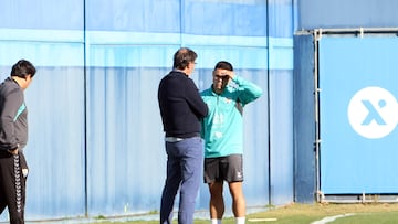 Sangalli, dialogando con Loren Juarros en el entrenamiento de este martes.