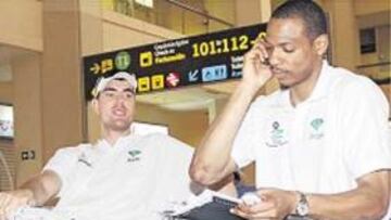 <b>RUMBO A VITORIA. </b>Santiago y Brown, ayer, antes de despegar.