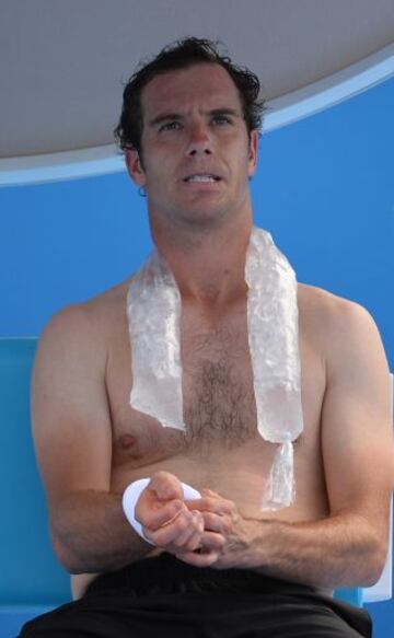 Desde el primer día de competición el Abierto de Australia está registrando temperaturas que superan los 40ºC por la ola de calor que afecta a Melbourne. Richard Gasquet con bolsas de hielo para combatir las altas temperaturas.