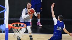 Josep Puerto, escolta de la Selecci&oacute;n, lanza ante Dani P&eacute;rez durante un entrenamiento de Espa&ntilde;a en C&oacute;rdoba.