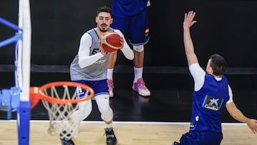 Josep Puerto, escolta de la Selección, lanza ante Dani Pérez durante un entrenamiento de España en Córdoba.