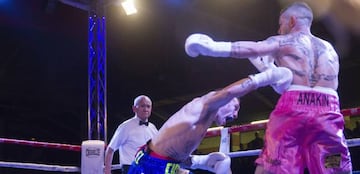 Jesús Sánchez golpea a Morote durante su combate.