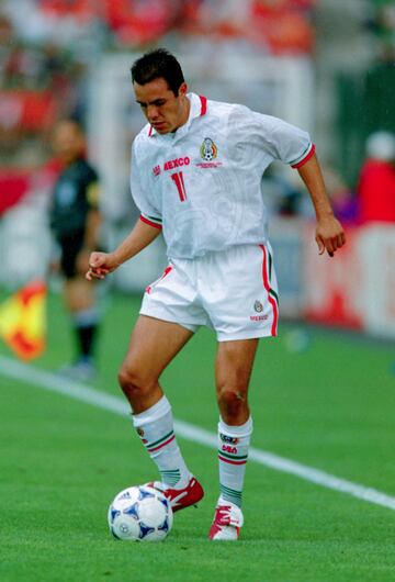 Cuauhtémoc Blanco durante un partido de la Selección Mexicana en Francia 98.