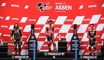 El podio de Assen Marco Bezzecchi, Francesco Bagnaia y Maverick Viñales.