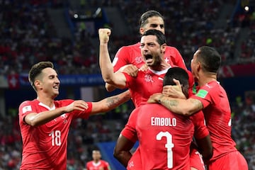 Los suizos celebran el 1-0 de Blerim Dzemaili.