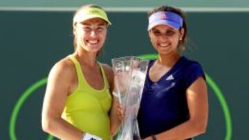 Martina Hingis (izquierda) posa con su compa&ntilde;era de dobles, la india Sania Mirza, tras vencer en los dobles femeninos de Miami. 