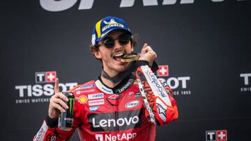 Francesco Bagnaia con la primera medalla de ganador de carrera al esprint.