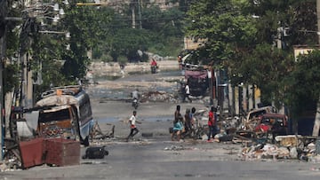 FILE PHOTO: Armed gang members walk through the streets near the presidential palace, in Port-au-Prince, Haiti April 23, 2024. REUTERS/Ralph Tedy Erol/File Photo