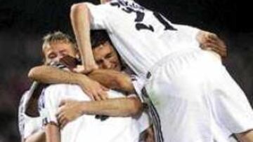 <b>LOCURA.</B> Los jugadores del Madrid celebran uno de los goles en el Camp Nou a sabiendas de que tienen pie y medio en la final de Glasgow.