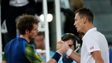 Tomas Berdych y Andy Murray se saludan al tereminar el partido.