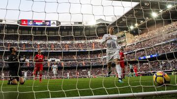 El delantero portugués del Real Madrid Cristiano Ronaldo celebra su segundo gol marcado ante el Sevilla.