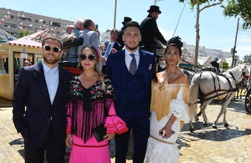 Los futbolistas se divierten en la Feria de Sevilla