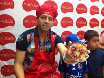 Rojas muestra a la cámara de AS Chile su galleta de la U.