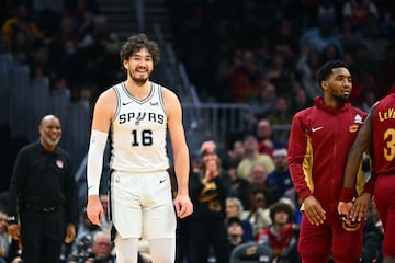 
El alero turco (29 años y 2,01) regresa a Europa siete años después de aterrizar en la NBA donde jugó seis años en Cleveland (los Wolves le eligieron en el draft de 2015 con el número 31, pero traspasaron sus derechos a los Cavaliers) y en San Antonio la última temporada. En la Liga norteamericana ha disputado 476 partidos en los que ha promediado 9,3 puntos, 3 rebotes y 2 asistencias. Osman, que jugó en el Anadolu Efes antes de hacer las Américas, no coincidió en el equipo de Estambul con Ergin Ataman, que sí le ha dirigido en la selección turca. Ha firmado por una temporada.