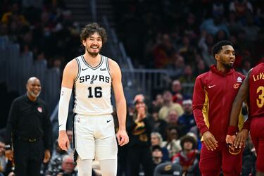 
El alero turco (29 años y 2,01) regresa a Europa siete años después de aterrizar en la NBA donde jugó seis años en Cleveland (los Wolves le eligieron en el draft de 2015 con el número 31, pero traspasaron sus derechos a los Cavaliers) y en San Antonio la última temporada. En la Liga norteamericana ha disputado 476 partidos en los que ha promediado 9,3 puntos, 3 rebotes y 2 asistencias. Osman, que jugó en el Anadolu Efes antes de hacer las Américas, no coincidió en el equipo de Estambul con Ergin Ataman, que sí le ha dirigido en la selección turca. Ha firmado por una temporada.