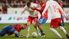 Warsaw (Poland), 16/11/2022.- Poland's Krzysztof Piatek (C-L) in action against Gary Medel (C-R) of Chile during the international friendly soccer match between Poland and Chile, in Warsaw, Poland, 16 November 2022. Poland is preparing for the FIFA World Cup 2022 in Qatar. (Futbol, Amistoso, Mundial de Fútbol, Polonia, Varsovia, Catar) EFE/EPA/Leszek Szymanski POLAND OUT
