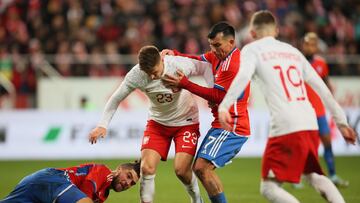 Warsaw (Poland), 16/11/2022.- Poland's Krzysztof Piatek (C-L) in action against Gary Medel (C-R) of Chile during the international friendly soccer match between Poland and Chile, in Warsaw, Poland, 16 November 2022. Poland is preparing for the FIFA World Cup 2022 in Qatar. (Futbol, Amistoso, Mundial de Fútbol, Polonia, Varsovia, Catar) EFE/EPA/Leszek Szymanski POLAND OUT
