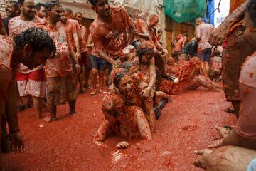 BUNOL, SPAIN - AUGUST 30: Revellers enjoy the atmosphere in tomato pulp while participating the annual Tomatina festival on August 30, 2017 in Bunol, Spain. An estimated 22,000 people threw 150 tons of ripe tomatoes in the world's biggest tomato fight held annually in this Spanish Mediterranean town. (Photo by Pablo Blazquez Dominguez/Getty Images)