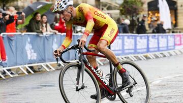 Juan Ayuso, con la Selecci&oacute;n espa&ntilde;ola de ciclismo.