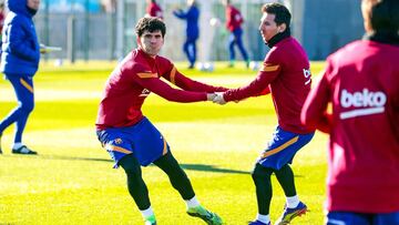 Leo Messi en un ejercicio, junto a Ale&ntilde;&aacute;, del entrenemiento de ayer por la ma&ntilde;ana en la Ciutat Esportiva Joan Gamper.