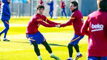 Leo Messi en un ejercicio, junto a Ale&ntilde;&aacute;, del entrenemiento de ayer por la ma&ntilde;ana en la Ciutat Esportiva Joan Gamper.