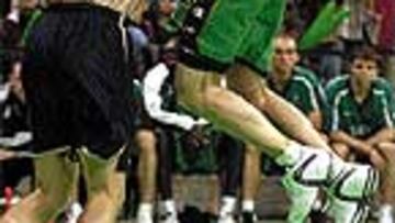 Jasikevicius frena a Carles Marco.