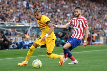El delantero brasileño del Barcelona Raphinha compite con el centrocampista belga del Atlético de Madrid Yannick Ferreira-Carrasco.