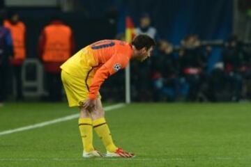 Leo Messi se lesion&oacute; y fue sustituido en el descanso.