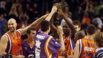 <b>CELEBRACIÓN. </b>Augustine, Simeón y Pietrus festejan la clasificación.