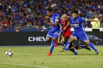 Futbol, Universidad de Chile vs Union EspaÃ±ola
SÃ©ptima fecha, campeonato de Clausura 2016/17
El jugador de Union EspaÃ±ola  Carlos Salom izquierda derecha centro, disputa el balon con Jean Beausejour Universidad de Chile vs Union EspaÃ±ola durante el partido de primera division disputado en el estadio Nacional de Santiago, Chile.
19/03/2017
Karin Pozo/Photosport
*************

Football, Universidad de Chile vs Union EspaÃ±ola
7th date, Clousure Championship 2016/17
Union EspaÃ±ola's player Carlos Salom left right center, battles for the ball against Jean Beausejour of Universidad de Chile, Union EspaÃ±ola during the first division football match at the Nacional stadium in Santiago, Chile.
19/03/2017
Karin Pozo/Photosport