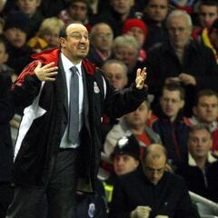 Carragher descartó entrenar por las "paranoias" de Benítez