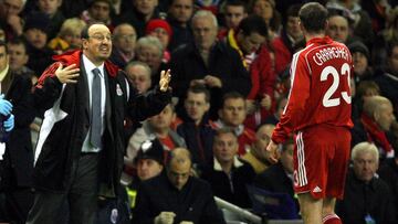 Rafa Benítez y Jamie Carragher, durante un partido del Liverpool.