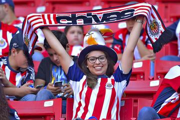 Calor, sol y pasión: el color de la afición en el Estadio Chivas