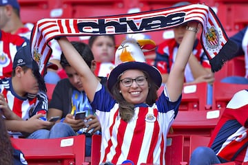 Calor, sol y pasión: el color de la afición en el Estadio Chivas