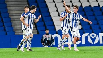 La Real Sociedad B celebra un gol.