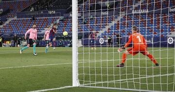 Morales marc¨® el 2-2 y empat¨® moment¨¢neamente el partido.