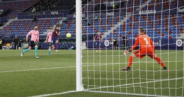 Morales marcó el 2-2 y empató momentáneamente el partido.





 


