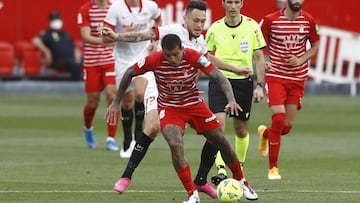 Kenedy, en plena pugna con Ocampos durante el Sevilla - Granada.