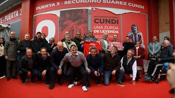 13-04-2023. CUNDI, RODEADO DE EX COMPAÑEROS DE LA MEJOR ÉPOCA DEL SPORTING, EN LA INAUGURACION DE LA PUERTA 3 DE EL MOLINÓN QUE LLEVA SU NOMBRE.