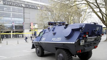 Una tanqueta de la Policía alemana,a las puertas del Signal Iduna Park de Dortmund.